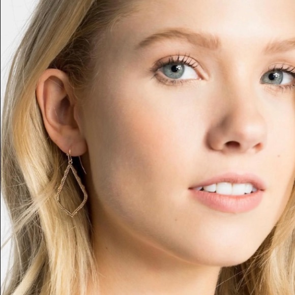 ✂️KENDRA SCOTT Sophia Gold Drop Earrings - Picture 4 of 11